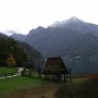 Start, bei Nieselregen, direkt am Lago di Ledro bei den Pfahlbauten.