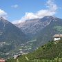 Von links nach rechts: Marlinger Berg, Vinschgau, Tschigot (mit Säbel), Mutspitze, Spronsertal, Hochwart, St. Georgen Kirche