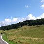 Nach dem Pass gehts anfangs auf Strasse weiter