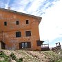 Das Rifugio Primaneve am Monte Tomba