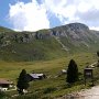 Vorne links die Gampen Alm, auf der Bergkante, kaum erkennbar, das Dach der Schlüter Hütte