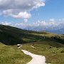 Jetzt gehts etwas abwärts, mit den Pragser Dolomiten im Hintergrund