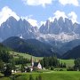 Fast wieder am Ziel: St. Magdalena mit der Geisler Gruppe (Sass Rigais links, Geisler Spitzen rechts) im Hintergrund. Ganz rechts, hinter dem Wald, gehts zur Brogles Hütte.