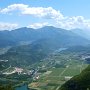Lago Toblinon mit Lago Cavedine. Im Hintergrund der Gardasee