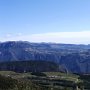 Ostwärts: Brentonico und dahinter Pasubio, Altopiano di Lissinia