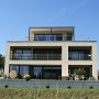 typischen Einfamilienhaus mit Uferblick