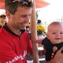 Junior und Senior genießen die Mittagspause