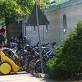 vor dem Strandbad waren insgesamt 10 (zehn!!) Radanhänger geparkt!