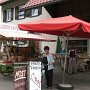 überall entlang der Strecke wird frosches Obst verkauft
