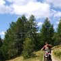 Mentre noi ripariamo la catena della bici, arriva uno con la moto!