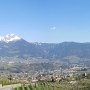 Panoramablich auf den Meraner Talkessel mit Hirzer, Ifinger und Tschöggelberg im Hintergrund