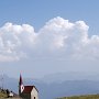 Latzfonser Kreuz Hütte mit Dolomitenpanorama im Hintergrund