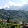 oberhalb von Gratsch mit Blick auf Schloss Tirol und Dorf Tirol