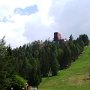 bei der Zuegg Hütte mit Blick auf die Bergstation der Seilbahn Meran 2000