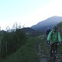 Discesa verso Lana, attraversando i frutteti.