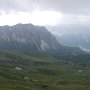 Col Raiser Wiesen mit Blick auf Monte Stevia. Im Hintergrund: Wolkenstein mit Sellastock