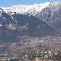 Burg Katzenstein oberhalb von Sinich. Dorf Tirol im Hintergrund