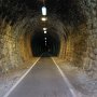 Durch mehrere Tunnels...