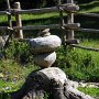 Holzskulptur am Wegesrand