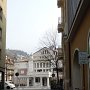 vor dem Theaterplatz in Meran: Richtung schein zu stimmen