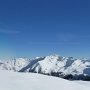 ....mit Blick auf die umliegendenen schneebedeckten Berge: ....